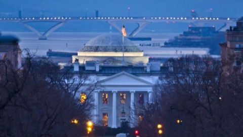 El presidente Barack Obama dijo que los recortes causarán "un efecto dominó en toda la economía" provocando la eliminación de más de 750,000 empleos. En la foto, la Casa Blanca esta mañana, luego de la entrada en vigor de los recortes.