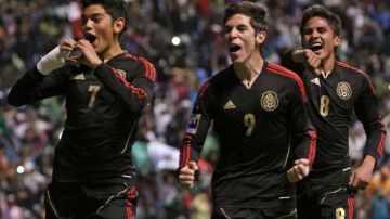 Los juveniles mexicanos celebran el tercer gol del encuentro.