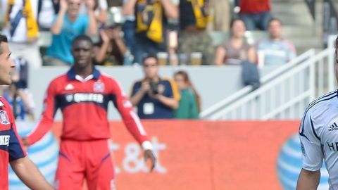 Mike Magee marcó triplete en el triunfo angelino.