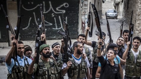 Miembros del Ejército rebelde muestran sus armas y gritan consignas contra el Gobierno  del presidente sirio, Bachar al Asad.