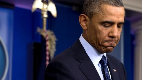 El presidente de EEUU, Barack Obama, hace una pausa mientras habla con la prensa sobre el fallido acuerdo en cuanto al  gasto federal.