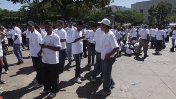 Expandilleros asisten a un acto religioso llamado 'La Iniciativa Pastoral por la Vida y por la Paz' en  San Salvador.