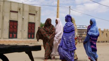 La sharía es el código islámico totalizador de la conducta que incluye normas morales que deben gobernar la vida privada. En la foto, mujeres con velos por mandato del grupo Ansar Dine, en una calle de Timbuktu, Mali.