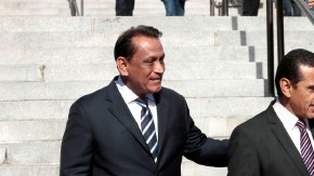 El exsenador y exasambleísta de Los Ángeles Gil Cedillo (iz)  anda ahora en contienda por el Distrito 1 del Concejo de Los Ángeles y ha recibido el apoyo del alcalde  Antonio Villaraigosa.