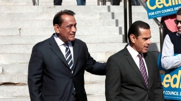 El exsenador y exasambleísta de Los Ángeles Gil Cedillo (iz)  anda ahora en contienda por el Distrito 1 del Concejo de Los Ángeles y ha recibido el apoyo del alcalde  Antonio Villaraigosa.