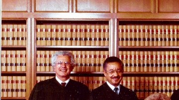 Cruz Reynoso (2o. de la izq., atrás), con otros jueces de la Corte Suprema de California. Reynoso fue el primer latino nombrado al más alto tribunal del estado. /EFE