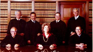 Cruz Reynoso (2o. de la izq., atrás), con otros jueces de la Corte Suprema de California. Reynoso fue el primer latino nombrado al más alto tribunal del estado. /EFE