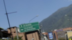 Cientos de opositores marchan  por Caracas para exigir al Gobierno venezolano que diga la verdad sobre la salud del presidente Hugo Chávez.