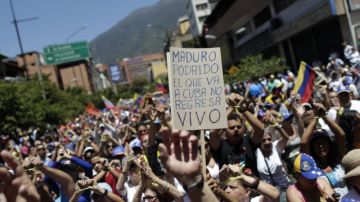 Cientos de opositores marchan  por Caracas para exigir al Gobierno venezolano que diga la verdad sobre la salud del presidente Hugo Chávez.