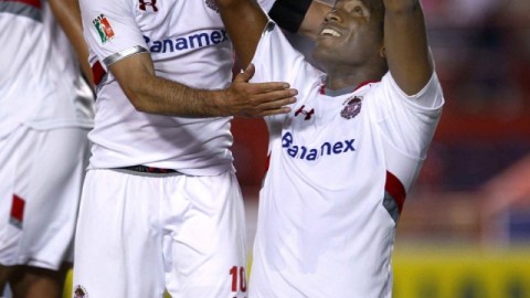 Antonio Naelson 'Sinha' (izq.) celebra la anotación de Luis Tejada sobre los Potros del Atlante, ayer, en el Estadio Quintana Roo.
