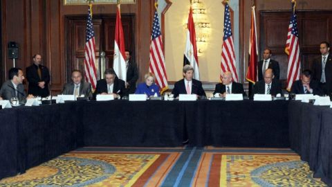 El secretario de Estado de EEUU, John Kerry, habla con líderes empresariales egipcios. Antes, Kerry instó al presidente Mursi a poner en marcha la reformas que le permitan al país entrar en acuerdo con el FMI.