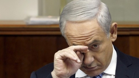 El primer ministro israelí, Benjamín Netanyahu, gesticula en un encuentro con su gabinete, en su oficina de Jerusalén.