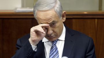 El primer ministro israelí, Benjamín Netanyahu, gesticula en un encuentro con su gabinete, en su oficina de Jerusalén.