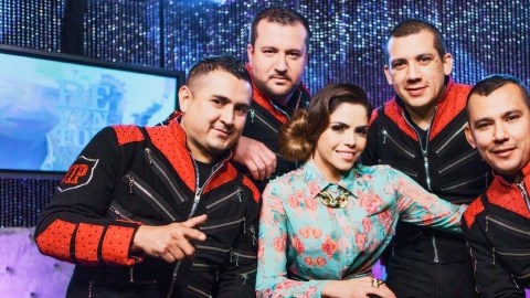 Yarel Ramos (centro),  presentadora de 'Reventón', y   Los Buitres de Culiacan Sinaloa.