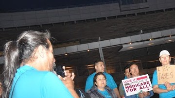 La noche alcanzó a la marcha organizada por Voluntarios de la Comunidad en San José el sábado 2 de marzo.