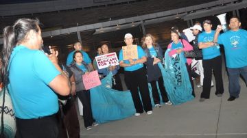 La noche alcanzó a la marcha organizada por Voluntarios de la Comunidad en San José el sábado 2 de marzo.
