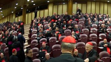 Los cardenales se congregaron en el Aula Nueva del Sínodo del Vaticano.