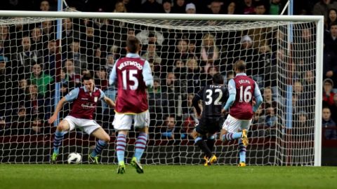 El argentino Carlos Tévez (32) termina en gol una gran jugada personal para darle la victoria al Manchester City sobre el Aston Villa.