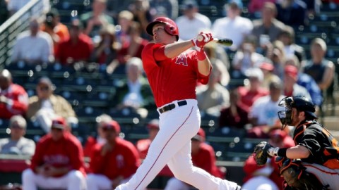 Mike Trout dispara su primer hit de la pretemporada en un juego contra los Gigantes el 4 de marzo pasado..