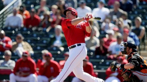 Mike Trout dispara su primer hit de la pretemporada en un juego contra los Gigantes el 4 de marzo pasado..