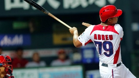 José Abréu, uno de los artilleros pesados de Cuba,  pega el primer jonrón con las bases llenas en el Clásico.