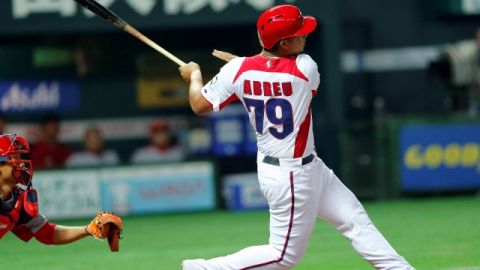 José Abréu, uno de los artilleros pesados de Cuba, pega el primer jonrón con las bases llenas en el Clásico.