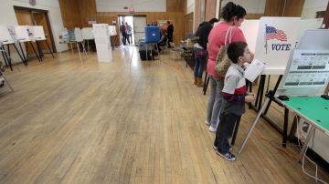 Blanca Orozco con su hijo de 6 años, Noel Gutierrez, vota en Boyle Heights. Se estima que la participación en las elecciones será muy baja, lo que hace que la segunda vuelta en mayo sea aun más incierta.