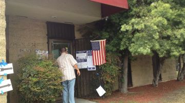 Johnny Andrade entra a ejercer su derecho al voto en uno de los centros del Distrito 9