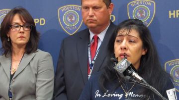 La viuda Norma Martínez llora mientras explica a los medios lo difícil que ha sido su vida después del asesinato de su esposo.