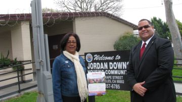 Concejal Jan Perry visita el complejo habitacional Jordan Downs.