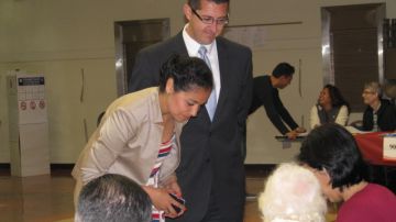 El candidato a la alcaldía de Los Ángeles Emanuel Pleitez, votó en el recinto de El Sereno con su esposa.