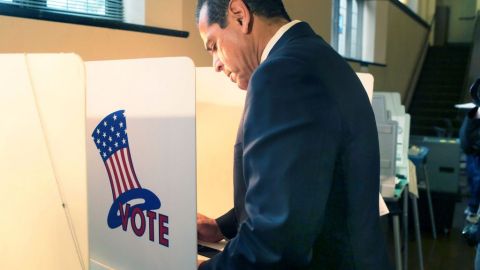 El alcalde Antonio Villaraigosa vota en Los Ángeles.