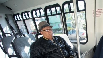 Los autobuses de Global Paratransit llevarán a los votantes de Bell hoy a las urnas, de 6:30 a.m. a 8:30 p.m., sin costo alguno. Un servicio de transporte similar se ofrecerá de 7 a.m. a 8:00 p.m. a los votantes de la  vecina ciudad de Cudahy.