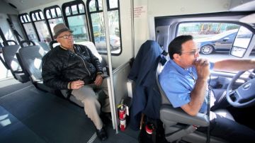 Los autobuses de Global Paratransit llevarán a los votantes de Bell hoy a las urnas, de 6:30 a.m. a 8:30 p.m., sin costo alguno. Un servicio de transporte similar se ofrecerá de 7 a.m. a 8:00 p.m. a los votantes de la  vecina ciudad de Cudahy.