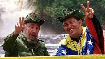 Hugo Chávez junto a Fidel Castro (izq.) cuando el expresidente de Cuba visitó Venezuela en el 2001.