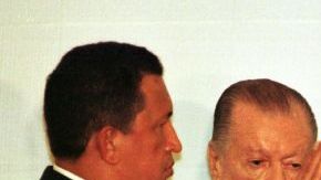 Hugo Chávez juramenta como presidente por primera vez en 1999, y toma el poder de manos de Rafael Caldera (centro), quien le dio un indulto presidencial.