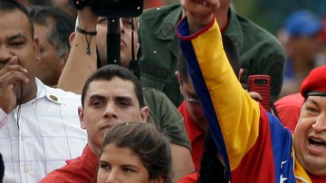 Sus partidarios lo idolatraron como un líder y casi un Dios, o al menos, una versión moderna del Libertador Simón Bolívar.