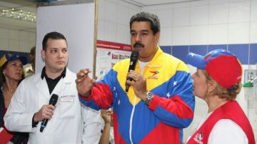 El vicepresidente venezolano, Nicolás Maduro (centro), mientras hablaba en el Hospital de Coche este sábado.