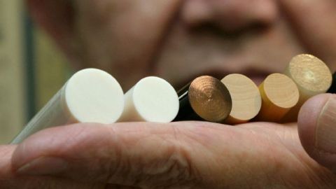 Cerca del 80% de los anuncios son para la venta de "hanko" (en la foto), un pequeño sello de madera utilizado ampliamente en Japón para firmar documentos oficiales.
