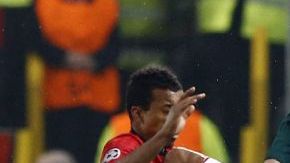 Fotografía que muestra la entrada cometida en el minuto 56 por el centrocampista portugués del Manchester United,  Luis Carlos Almeida "Nani" (izquierda), sobre Álvaro Arbeloa, acción que le costó la tarjeta roja directa.