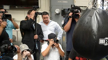 'Canelo' Álvarez despliega su fuerza sobre un costal de entrenamiento en Santa Mónica.