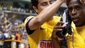 Christian Benítez (centro)  junto a Efraín Juárez (izq.) y  Jesús Molina, de las Aguilas, en la Liga MX.