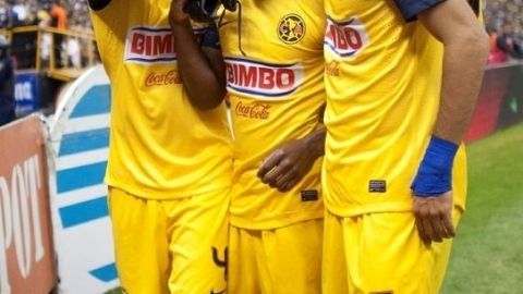 Christian Benítez (centro)  junto a Efraín Juárez (izq.) y  Jesús Molina, de las Aguilas, en la Liga MX.