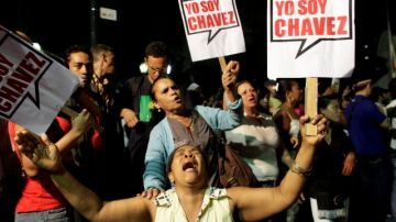 Seguidores de Hugo Chávez salieron  a las calles conmocionados por la noticia de su muerte a causa de un cáncer.