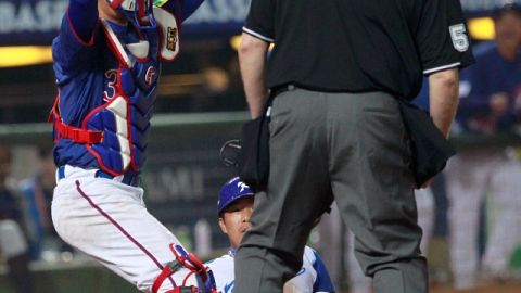 Kao Chih-kang, catcher de Taiwán, celebra luego de doblegar en home al sudcoreano Jeong Keun-woo.