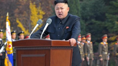 El controversial líder norcoreano Kim Jong-un pronunciando un discurso durante una ceremonia militar.