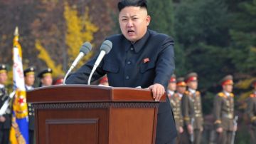 El controversial líder norcoreano Kim Jong-un pronunciando un discurso durante una ceremonia militar.