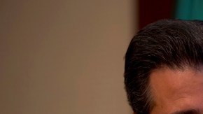 Peña Nieto mantiene la estrategia de combate frontal al crimen organizado con apoyo del ejército, diseñada por su antecesor, Felipe Calderón.