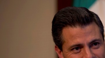 Peña Nieto mantiene la estrategia de combate frontal al crimen organizado con apoyo del ejército, diseñada por su antecesor, Felipe Calderón.