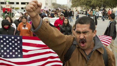 La economía es uno de los temas que fueron desplazados entre los latinos en EE.UU. La inmigración hoy lo es todo.